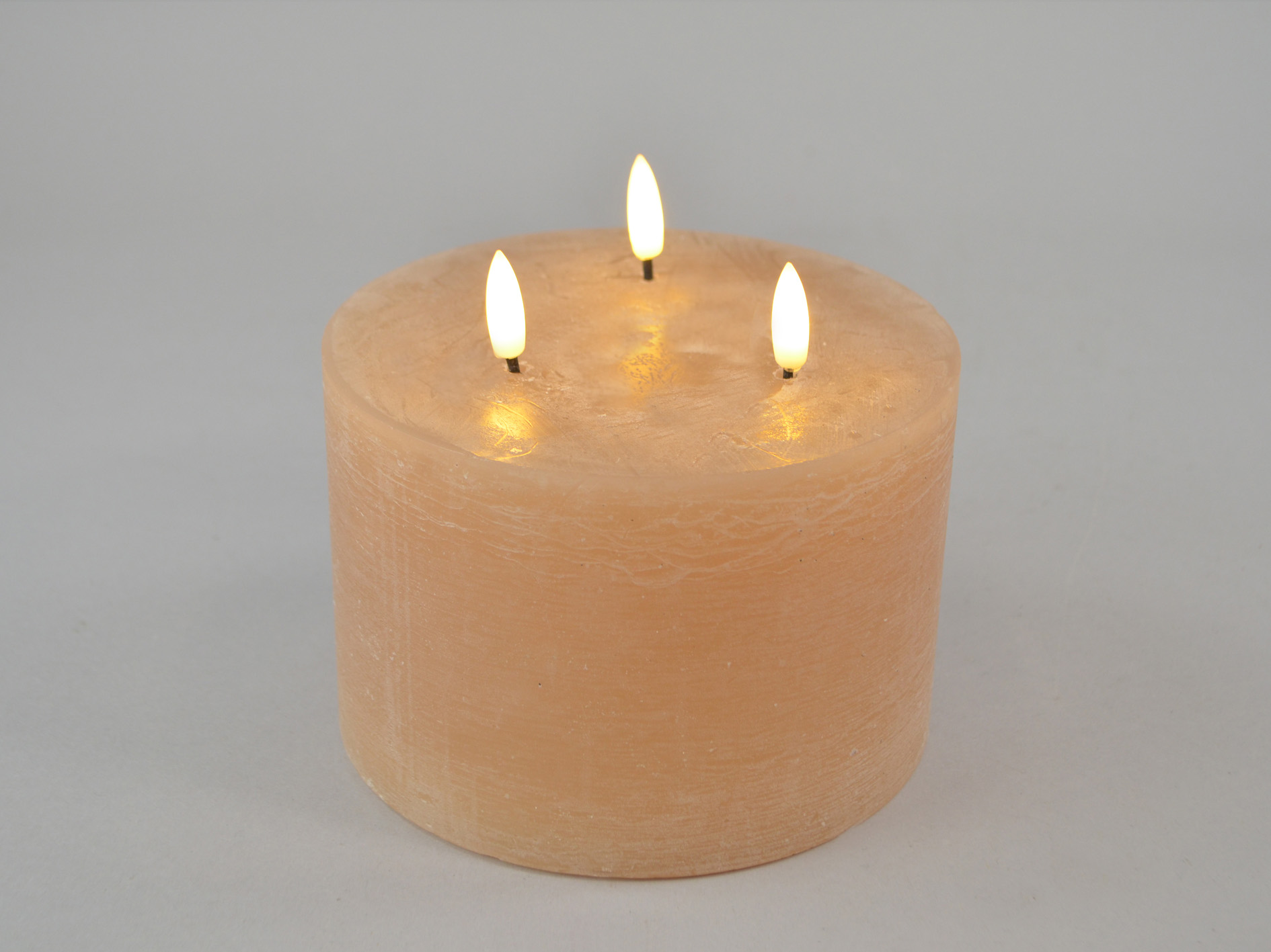LED-Kerze XXL, 63 kaffee, 3 LED-Dochte, Ø15xH10cm, remote/off/timer-6Std, FB optional, 2xAA